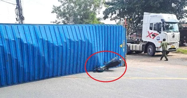 Người đàn ông thoát chết khi xe máy bị thùng container bất ngờ đè bẹp