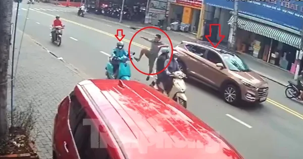 [CLIP] Tài xế dừng ô tô đột ngột giữa đường rồi đạp cô gái đang chạy xe máy ngã nhào