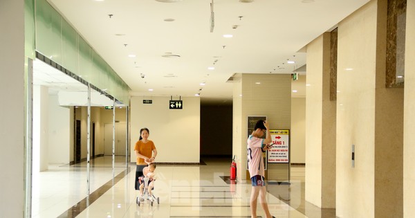 Hà Nội: Trung tâm thương mại 'rỗng' khách, nhiều nơi thành chỗ... thể dục