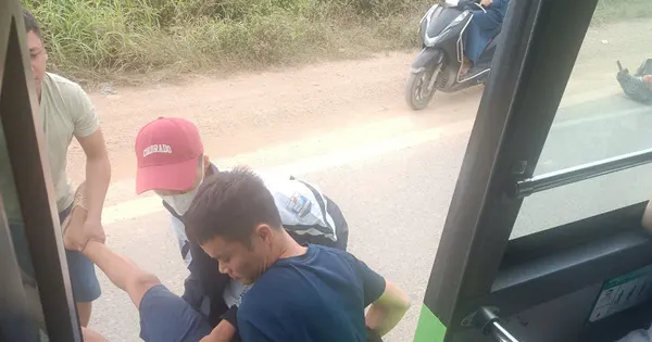 Nhân viên xe buýt đưa người bị tai nạn giao thông đi cấp cứu