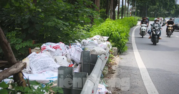 Hà Nội: Rác thải lại 'tấn công' các đường vành đai