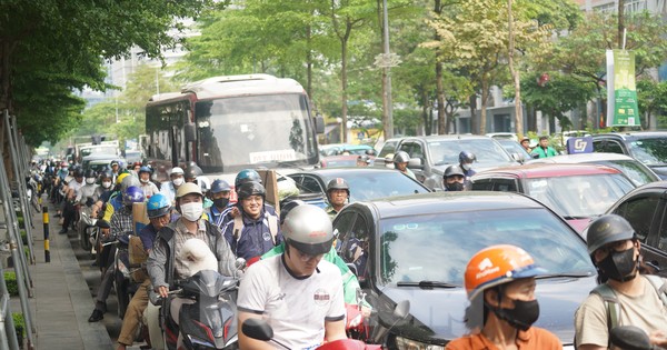 Đông 'nghẹt thở', người dân cố nhích từng bước rời Hà Nội trước kỳ nghỉ lễ 30/4