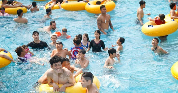 Hàng nghìn người đến công viên nước Hồ Tây vui chơi dịp lễ 30/4