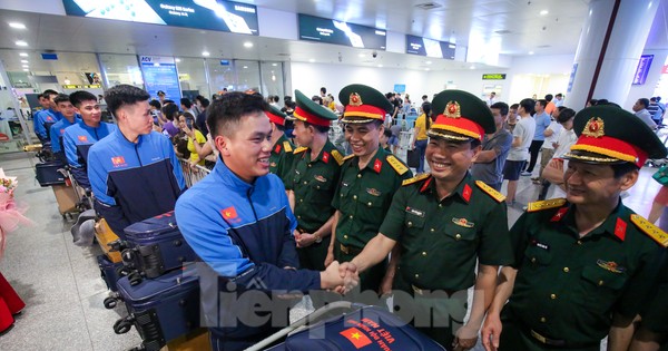 Đoàn quân nhân duyệt binh trên Quảng trường Đỏ về nước trong vòng tay người thân và đồng đội