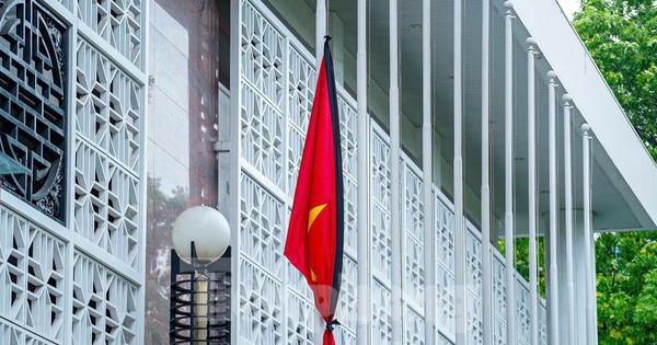 Cơ quan, công sở tại Hà Nội treo cờ rủ Quốc tang nguyên Chủ tịch nước Trần Đức Lương