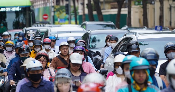 Giao thông đông đúc trên trục chính vào trung tâm Hà Nội