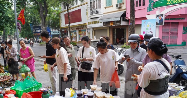 Người dân dậy từ 5h sáng, tất bật mua rượu nếp ‘diệt sâu bọ’ ngày Tết Đoan Ngọ