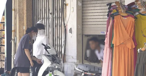 Cảnh mua bán, giao dịch thậm thụt giữa lòng phố cổ Hà Nội