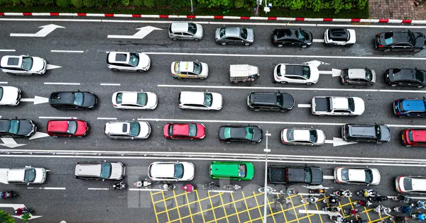 Ùn ứ, lộn xộn trên hai tuyến đường vừa phân làn tại Hà Nội