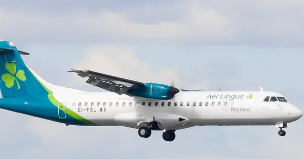 Tấm ốp máy bay rơi bất ngờ
