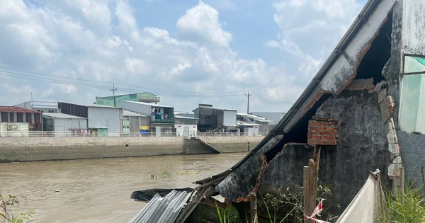Sạt lở kênh nuốt trọn 2 căn nhà ở Hậu Giang