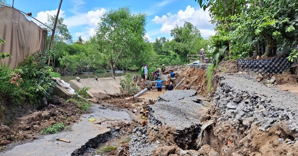 Sạt lở, hàng chục mét đường sụp xuống sông