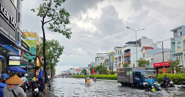 Mưa lớn kéo dài, nhiều tuyến đường nội đô Cần Thơ chìm trong nước