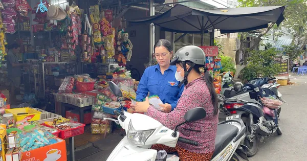 Thanh niên trực tiếp đến chợ, nhà dân tuyên truyền dịch vụ công trực tuyến