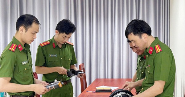 Đồng loạt khám xét 9 địa điểm trong đường dây buôn lậu bình ắc quy, phụ tùng xe điện