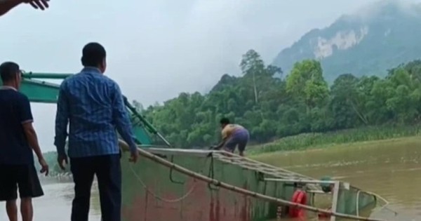 Đò chở học sinh bị lật trên sông Mã