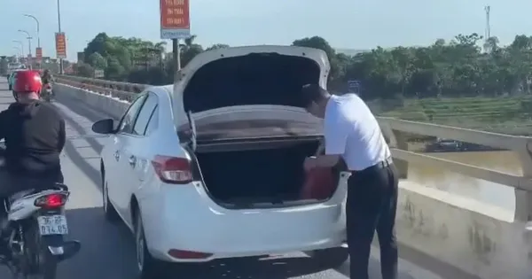 Xử phạt 13,5 triệu đồng người đàn ông dừng xe ô tô trên cầu vứt đồ xuống sông ở Thanh Hóa