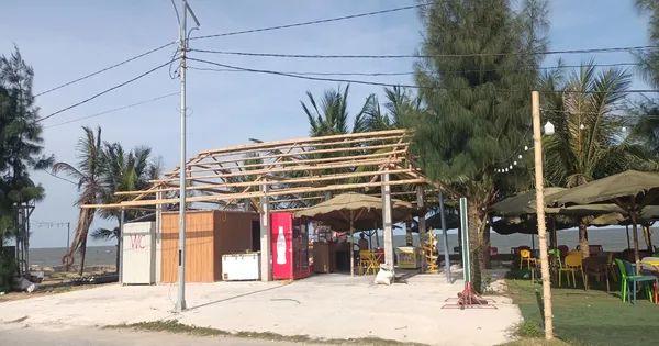 Tháo dỡ loạt hạng mục trái phép trên bờ biển ở Thanh Hóa