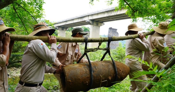 Tận thấy quả bom nặng 360kg vừa phát hiện tại Quảng Bình