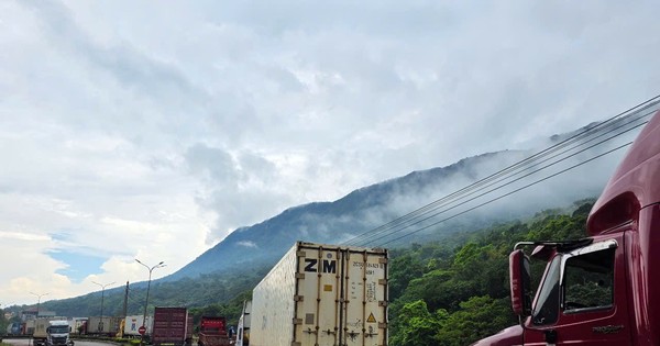Hàng trăm xe ùn tắc kéo dài nhiều km tại cửa khẩu Cha Lo