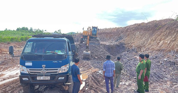 Quảng Bình: Bắt quả tang khai thác, vận chuyển đất trái phép quy mô lớn