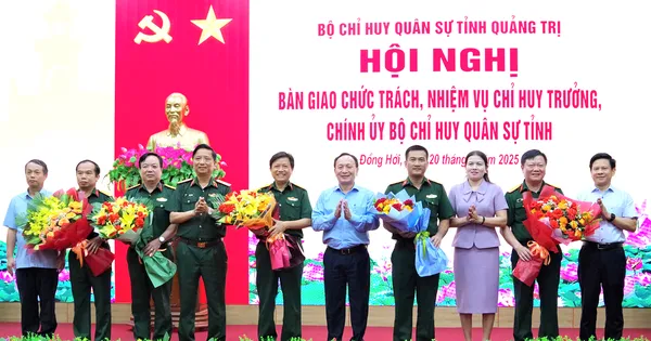 Bàn giao chức trách, nhiệm vụ Chỉ huy trưởng và Chính ủy Bộ Chỉ huy quân sự tỉnh Quảng Trị