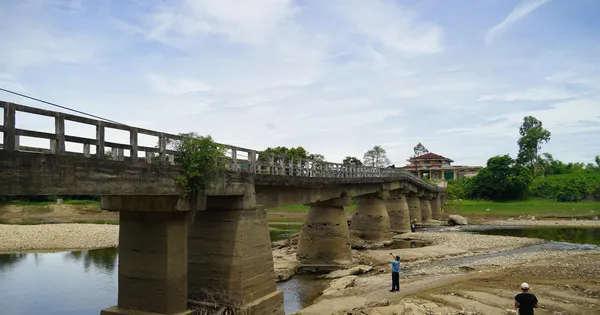 Người dân nín thở qua cây cầu xuống cấp nghiêm trọng ở Quảng Trị
