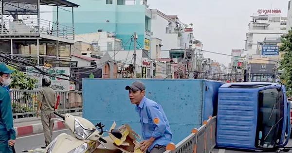 Xe tải lật ngang trên cầu chữ Y ở TPHCM