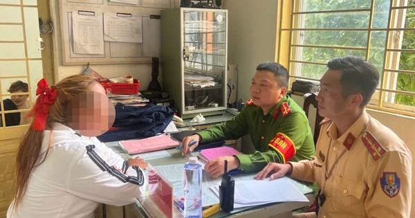 Danh tính người phụ nữ mặc áo yếm thả 2 tay, giơ cao chân nhún nhảy khi lái xe máy