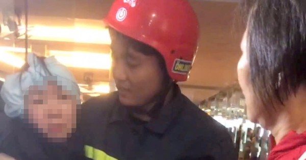 5 phút giải cứu người phụ nữ bị kẹt trong thang máy ở TPHCM