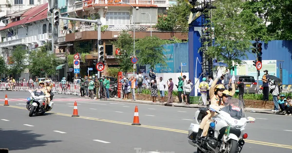 Người dân thích thú ngắm lực lượng công an biểu diễn mô tô dẫn đoàn, mô tô hộ tống