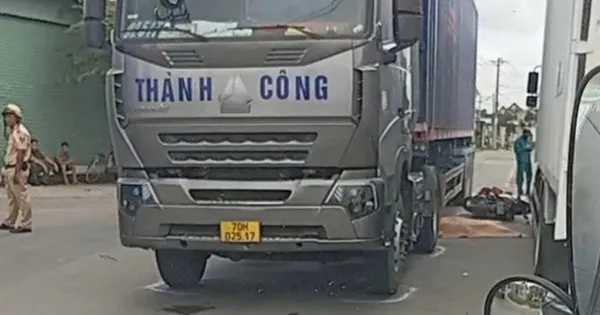 Xe máy va chạm container, 2 mẹ con tử vong