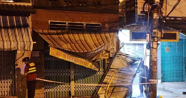 Xe máy lao vào nhà dân sau va chạm, 2 người tử vong
