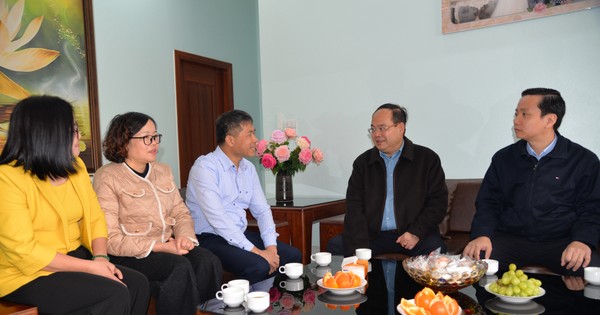 Bí thư Tỉnh ủy Cao Bằng thăm thân nhân gia đình các đảng viên Chi bộ đầu tiên của tỉnh