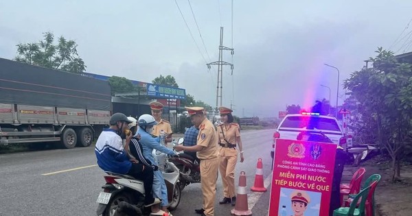 Cảnh sát giao thông Cao Bằng phát nước, đồ ăn, xăng miễn phí cho người dân