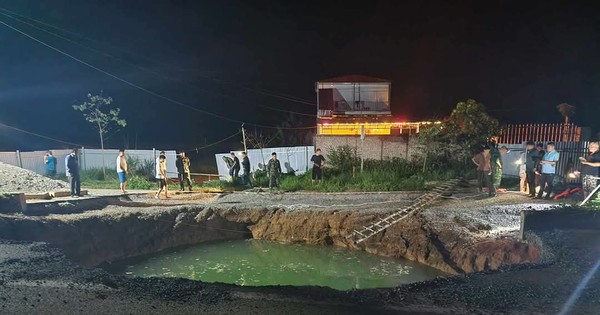 Tìm kiếm người và xe nghi rơi xuống 'hố tử thần' ngập nước ở Bắc Kạn