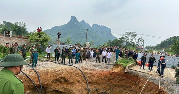 Bơm nước tìm người và xe rơi xuống 'hố tử thần' ở Bắc Kạn