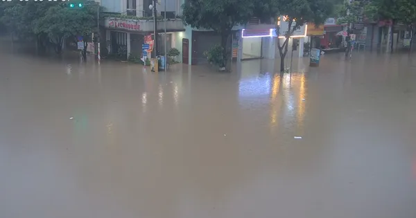 Nhiều tuyến đường ở TP Thái Nguyên chìm trong biển nước sau cơn mưa lớn