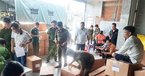 Từ bao bì vứt bụi rậm, phát hiện nhiều tấn sữa, thực phẩm chức năng không rõ nguồn gốc
