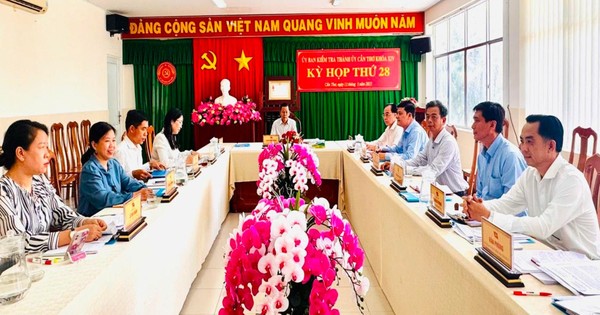 Kỷ luật cảnh cáo Chánh Văn phòng UBND thành phố Cần Thơ