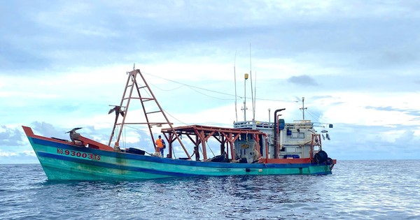 Liên tiếp bắt giữ tàu cá chở lượng lớn dầu lậu trên biển Tây Nam