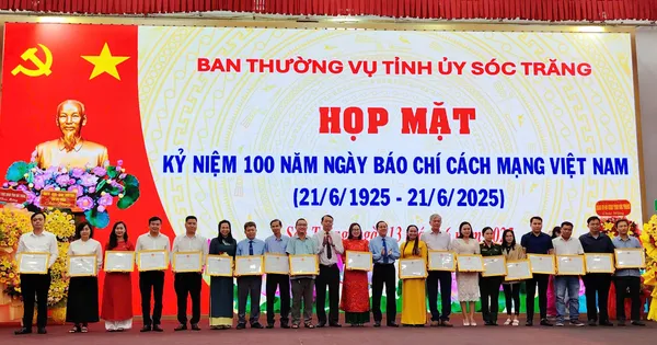 Phóng viên Báo Tiền Phong nhận bằng khen của Chủ tịch tỉnh Sóc Trăng