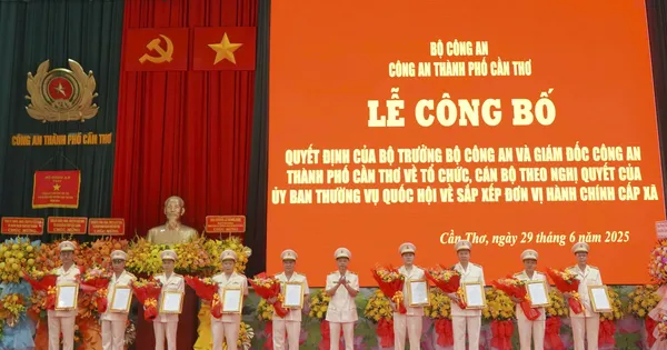 Công an Cần Thơ mới công bố quyết định sắp xếp tổ chức, bổ nhiệm cán bộ