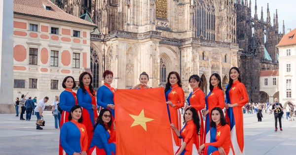 Áo dài Việt tỏa sáng ở thủ đô Praha, thu hút sự quan tâm của bạn bè quốc tế