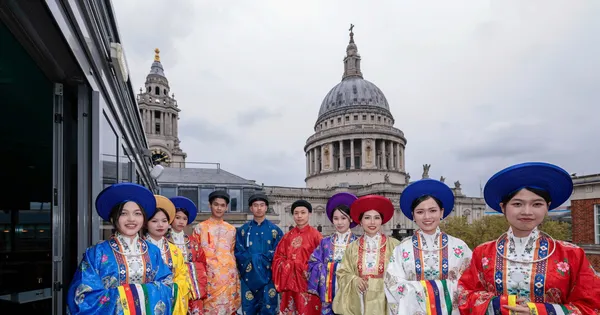 'Việt phục bộ hành' giữa London, lan tỏa giá trị văn hóa