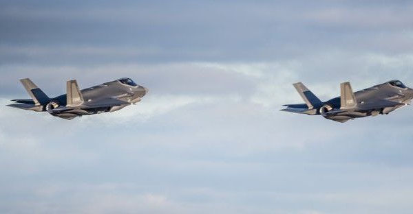 Hai chiến đấu cơ tàng hình F-35 xuất kích bảo vệ không phận Ba Lan