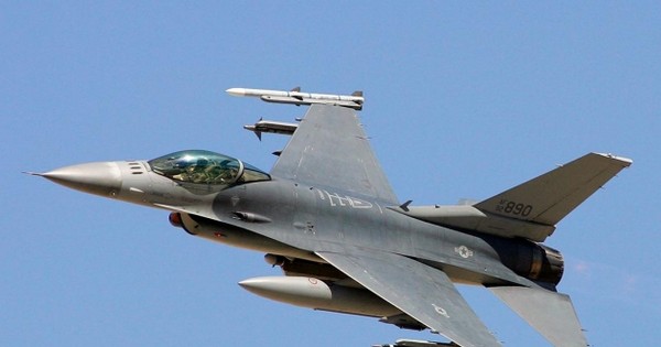 Rộ tin máy bay chiến đấu F-16 bắn nhầm tiêm kích Su-27 của Ukraine