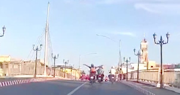 Xác minh clip người lái xe máy buông 2 tay, nằm trên yên ở Bạc Liêu