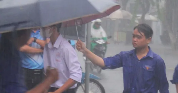 Tình nguyện viên dầm mưa hỗ trợ thí sinh