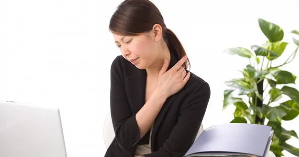 Đau vai gáy: Nên đi khám vì dễ nhầm với các bệnh lý lao cột sống, u phổi